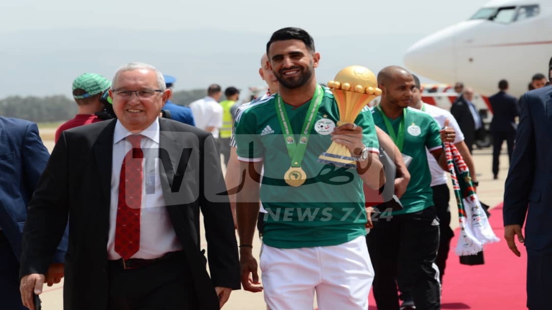 هل صحيح أن رياض محرز يتعاون مع الإخوان المصريين واللاعب المصري محمد أبو تريكة؟