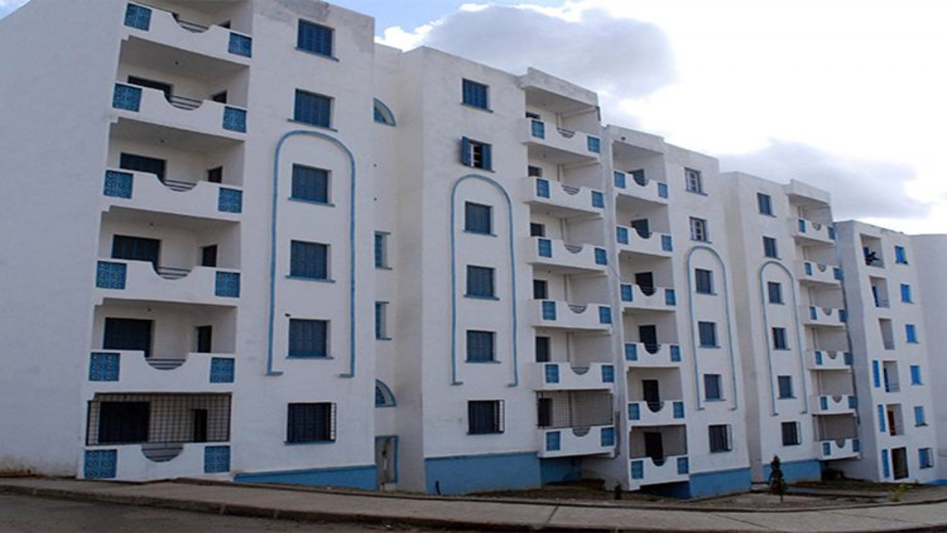 هل صحيح أن إحتساب الأجر في الإستفادة من السكن الإجتماعي يحتسب بالشكل الآتي : الأجر القاعدي×03 ،طبعا هذه القاعدة وجدتها في منشور سابق يعود لكم سنة 2009 أي قناة النهار هي من نشرتة ذاك الوقت على أساس رفع تسقيف الإستفادة من السكنات الاجتماعية إلى 36000دج